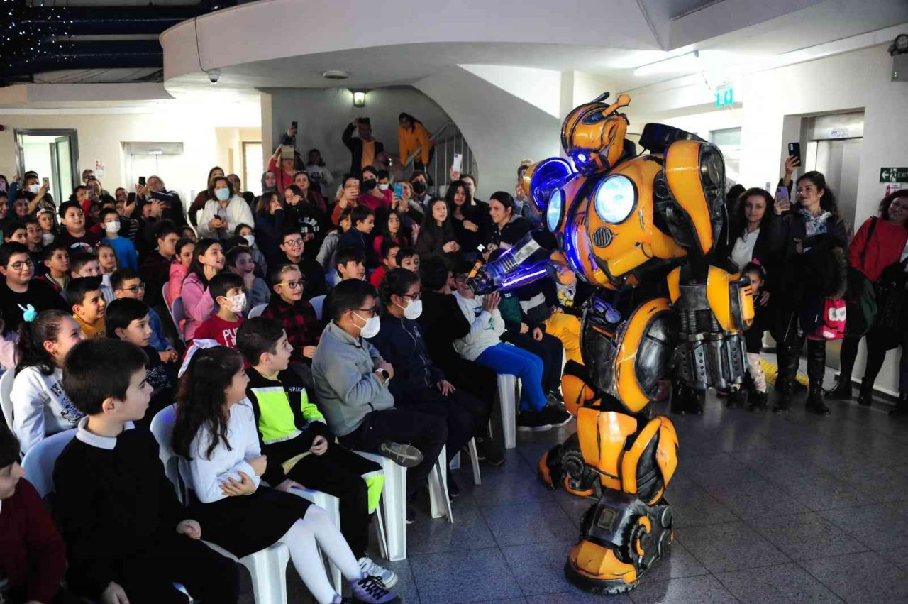 Geleceğin bilim insanlarına Robot Show