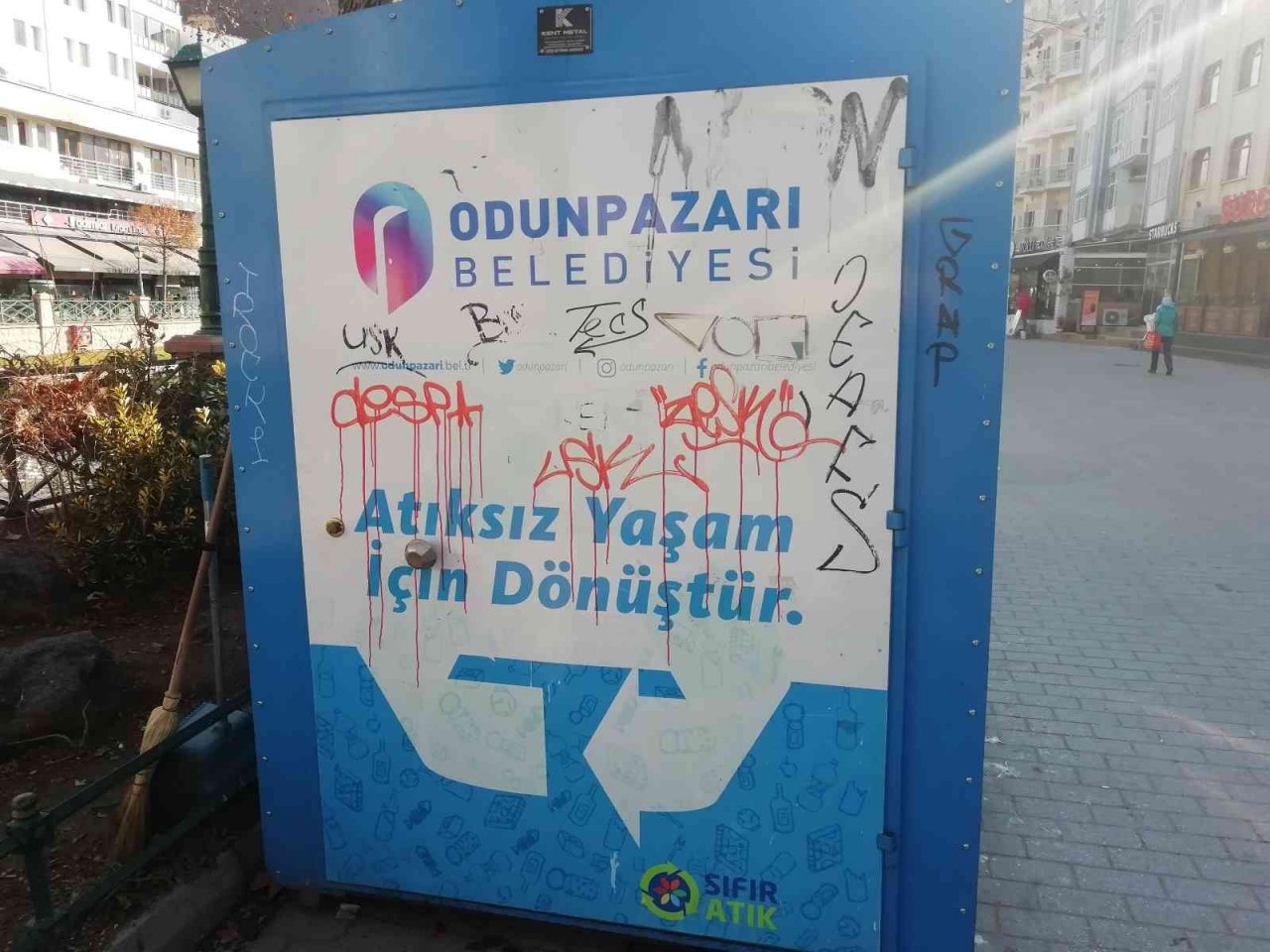 Çöp kutuları vandalların hedefi olmaktan kurtulamıyor