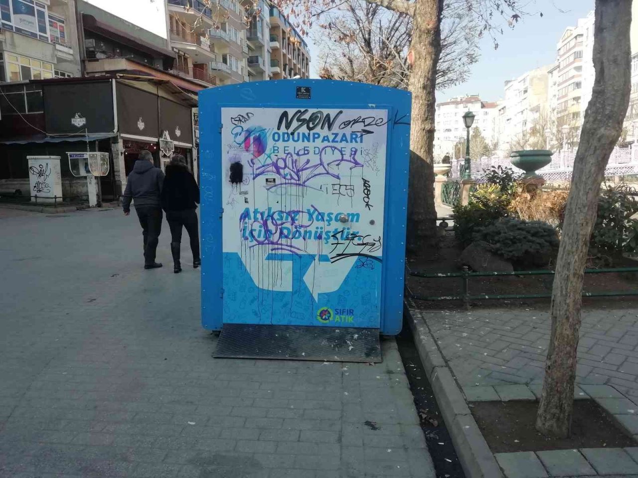 Çöp kutuları vandalların hedefi olmaktan kurtulamıyor