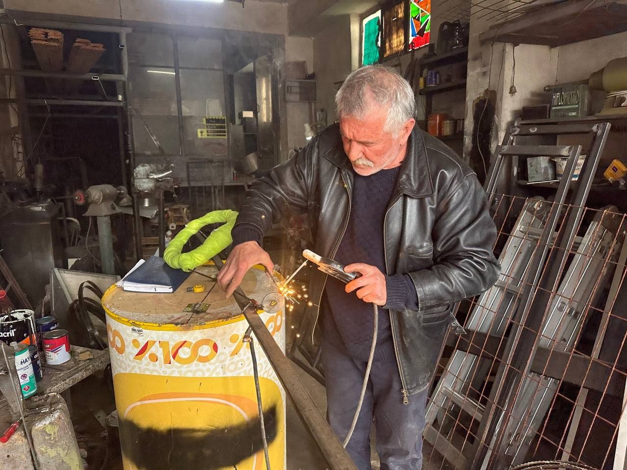 Bacağı kırılan koyuna sanayide aparat yaptılar