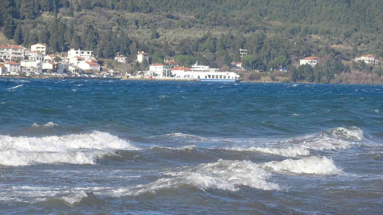 Lodos fırtınası nedeniyle Bozcaada ve Gökçeada’ya feribot seferleri iptal edildi