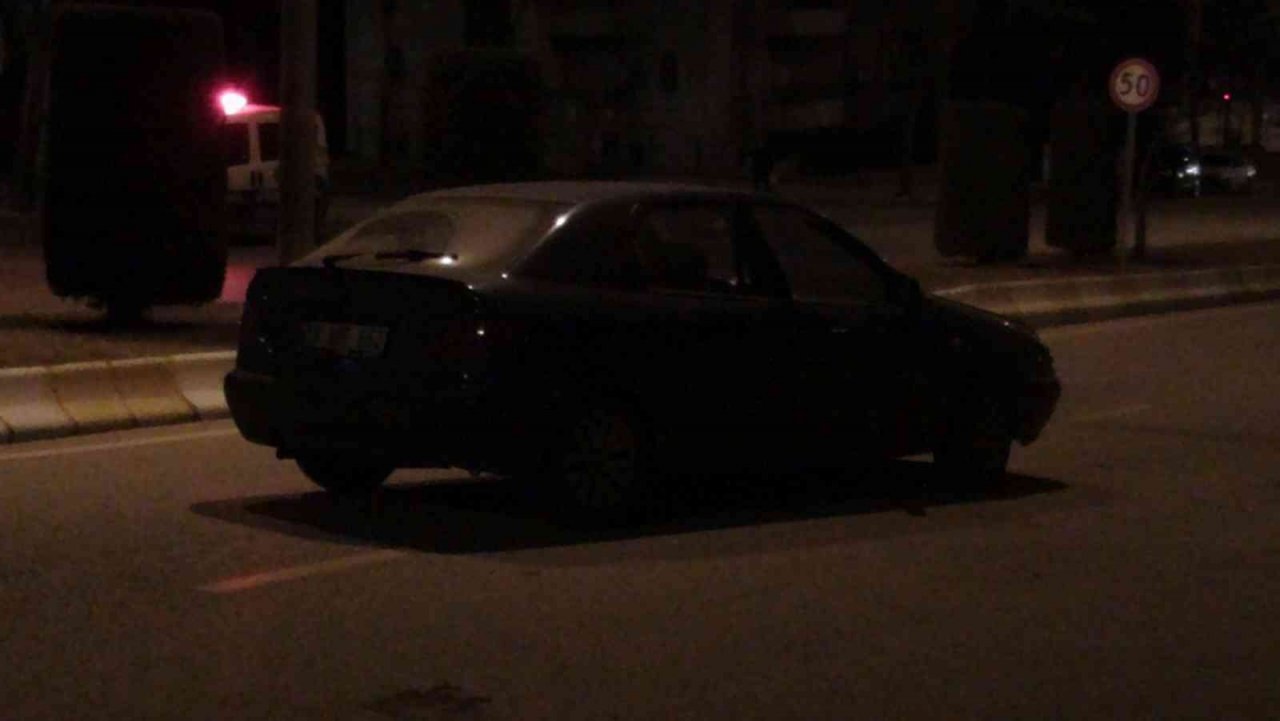 Yolun karşısına geçmeye çalışan anne ve oğluna otomobil çarptı