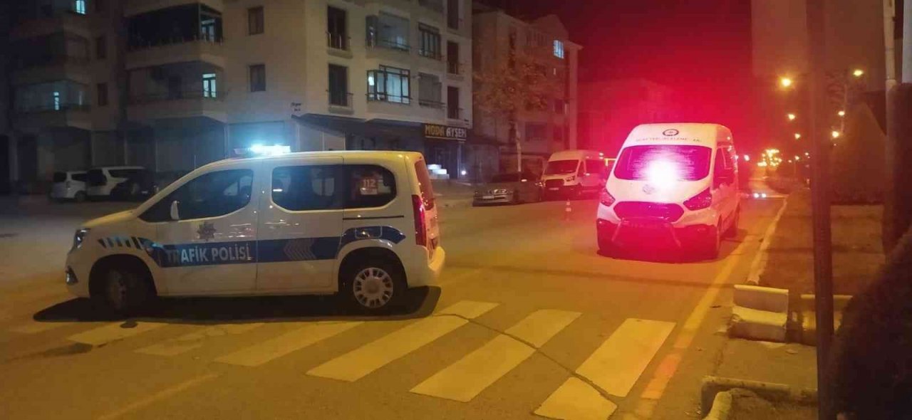 Yolun karşısına geçmeye çalışan anne ve oğluna otomobil çarptı