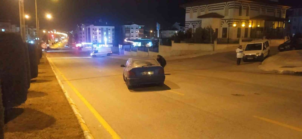 Yolun karşısına geçmeye çalışan anne ve oğluna otomobil çarptı