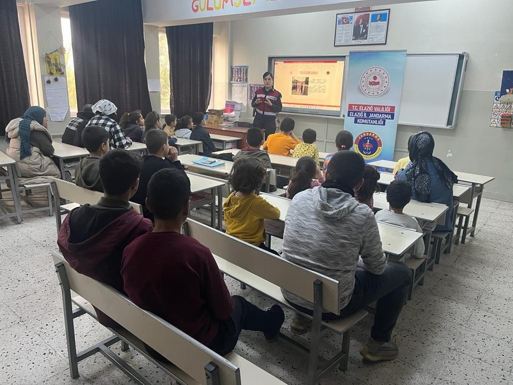 Jandarma, öğrenci ve vatandaşları bilgilendirdi