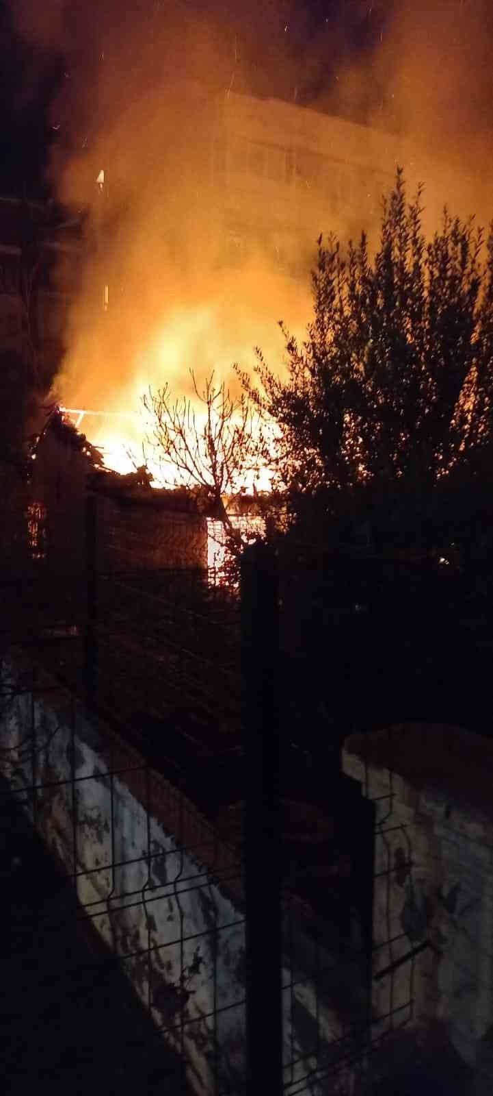 Yabancı uyruklu ailenin yaşadığı gecekondu yangında alev topuna döndü