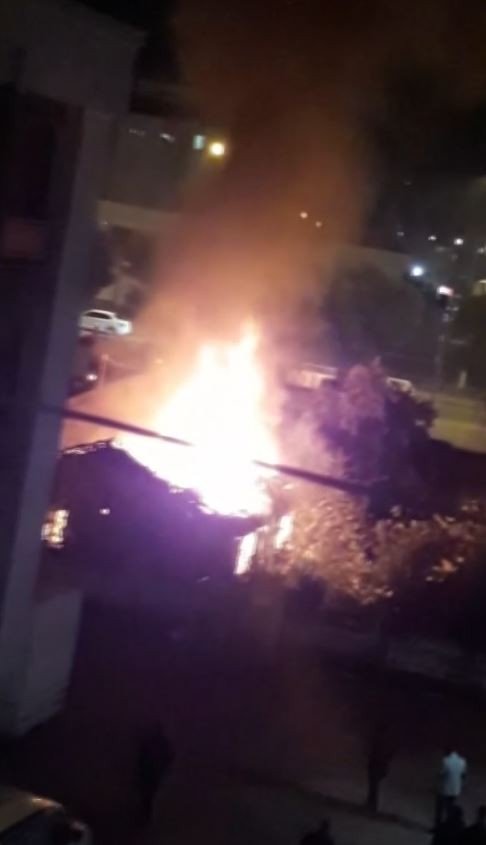 Yabancı uyruklu ailenin yaşadığı gecekondu yangında alev topuna döndü