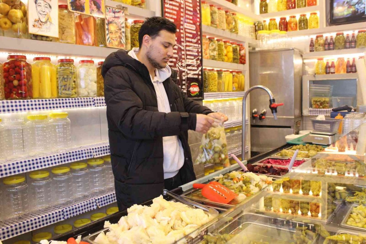 Turşu hırsızı kamerada