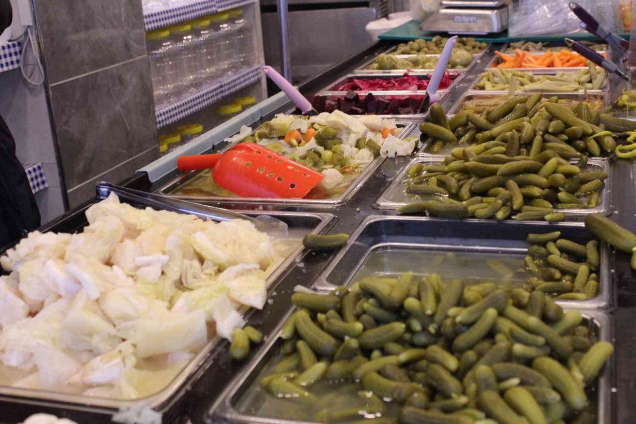 Turşu hırsızı kamerada