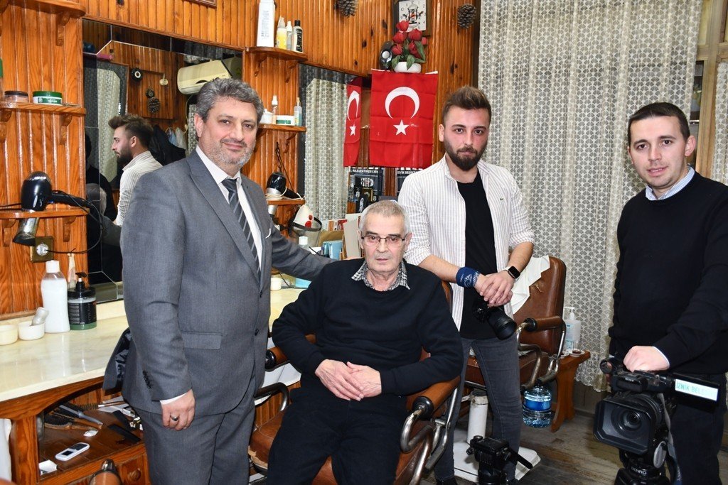 Bursa’da bir berber 57 yıldır makası elinden bırakmadı