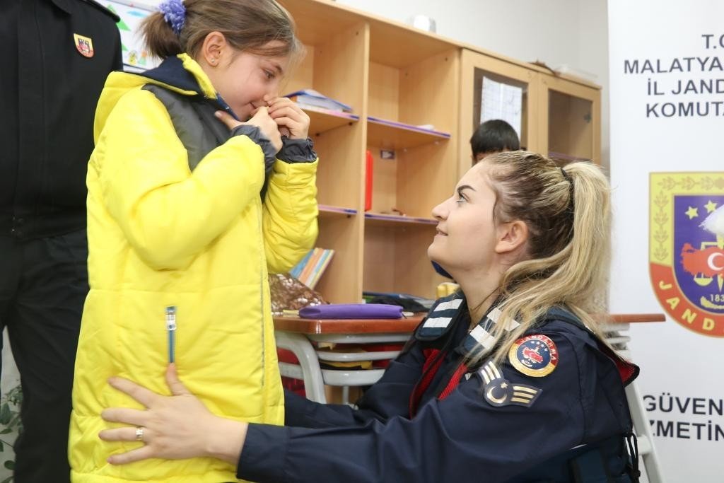 Malatya’da komutanlar karne dağıttı