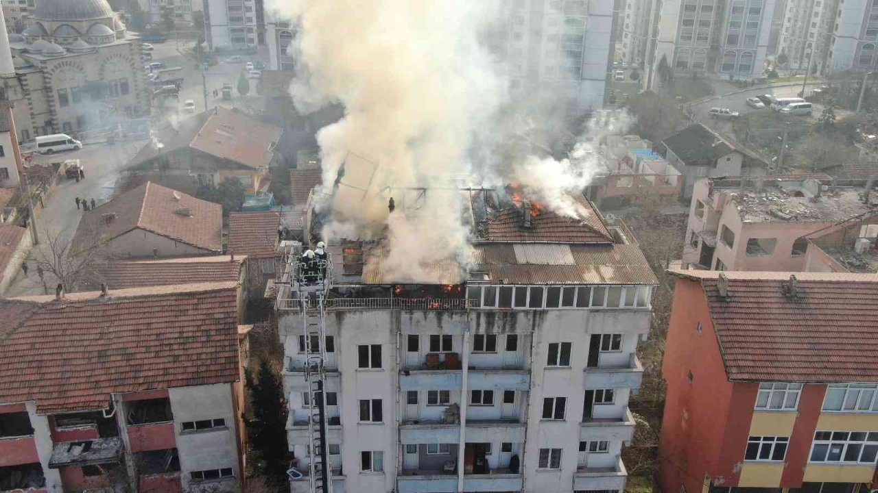 Binanın çatısında patlama: Patlama sonrası çatı alev topuna döndü