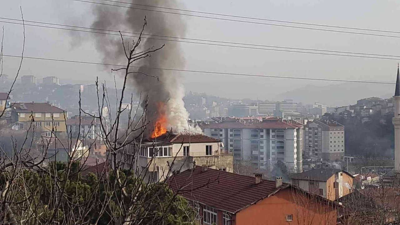Binanın çatısında patlama: Patlama sonrası çatı alev topuna döndü