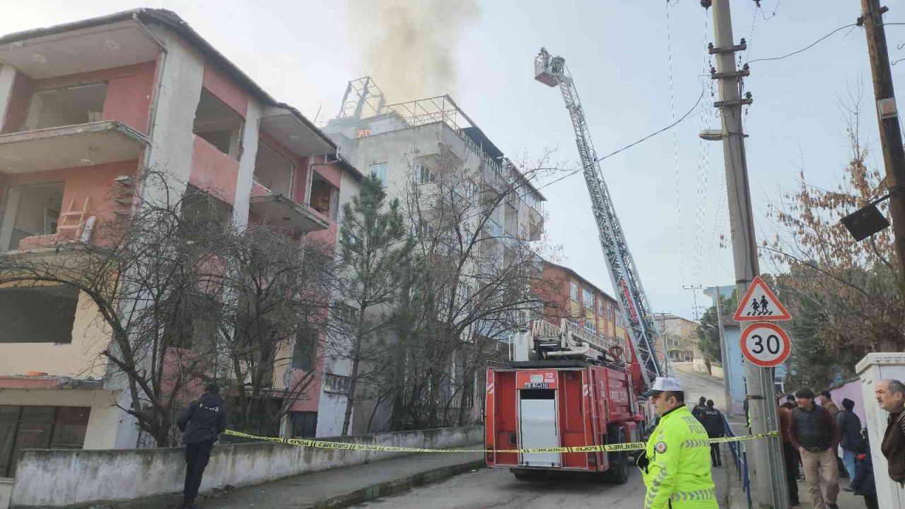 Binanın çatısında patlama: Patlama sonrası çatı alev topuna döndü