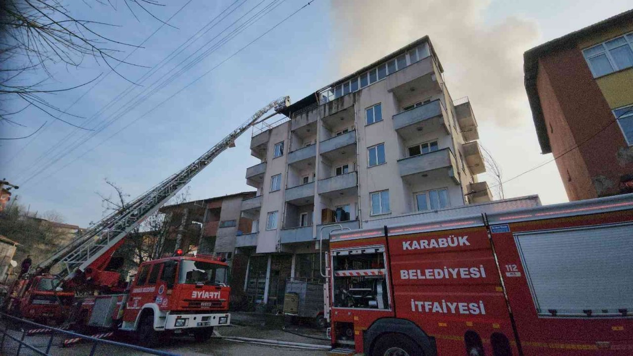 Binanın çatısında patlama: Patlama sonrası çatı alev topuna döndü