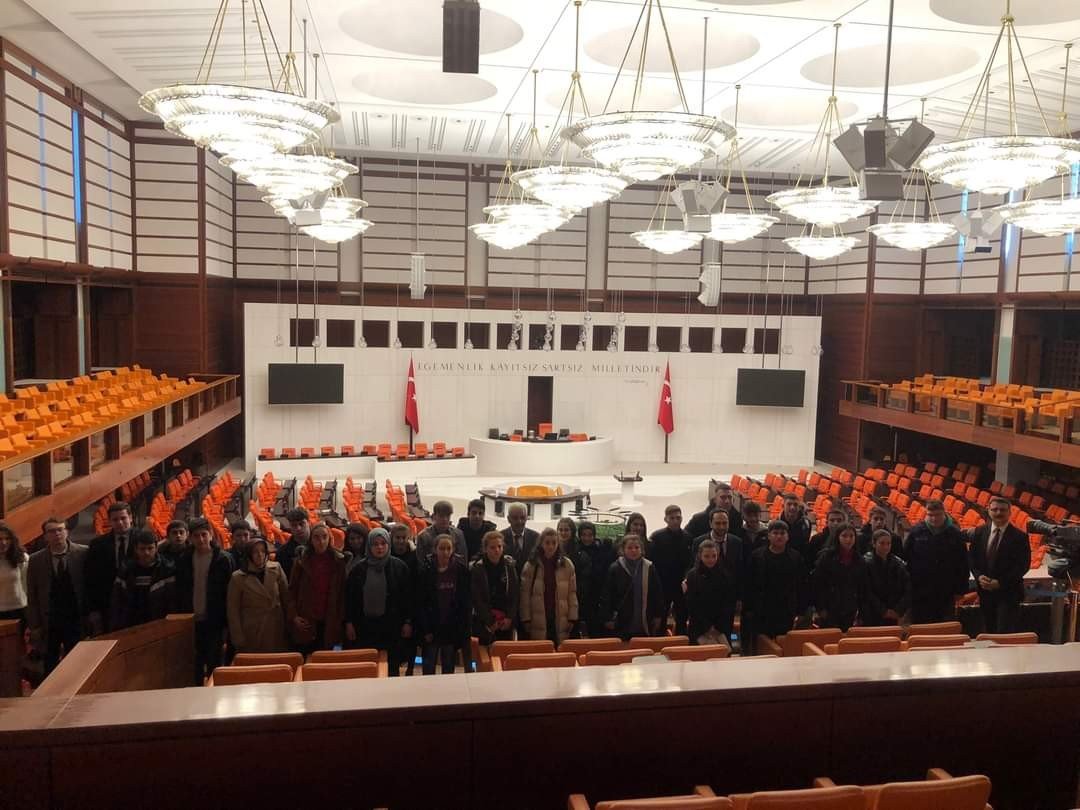 Milletvekili Güneş öğrencileri TBMM’de gezdirdi