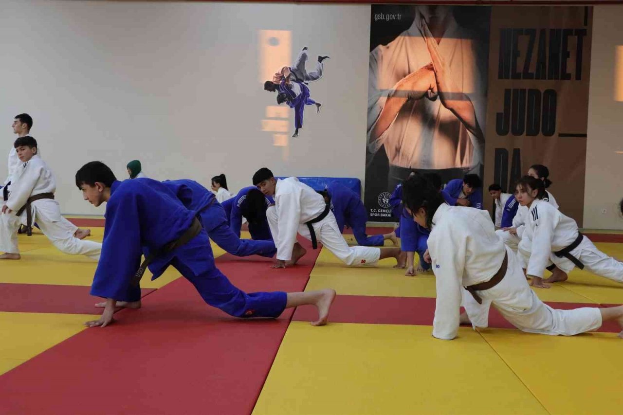 Karaman’da 250 sporcu judo ortak çalışma kampında buluştu