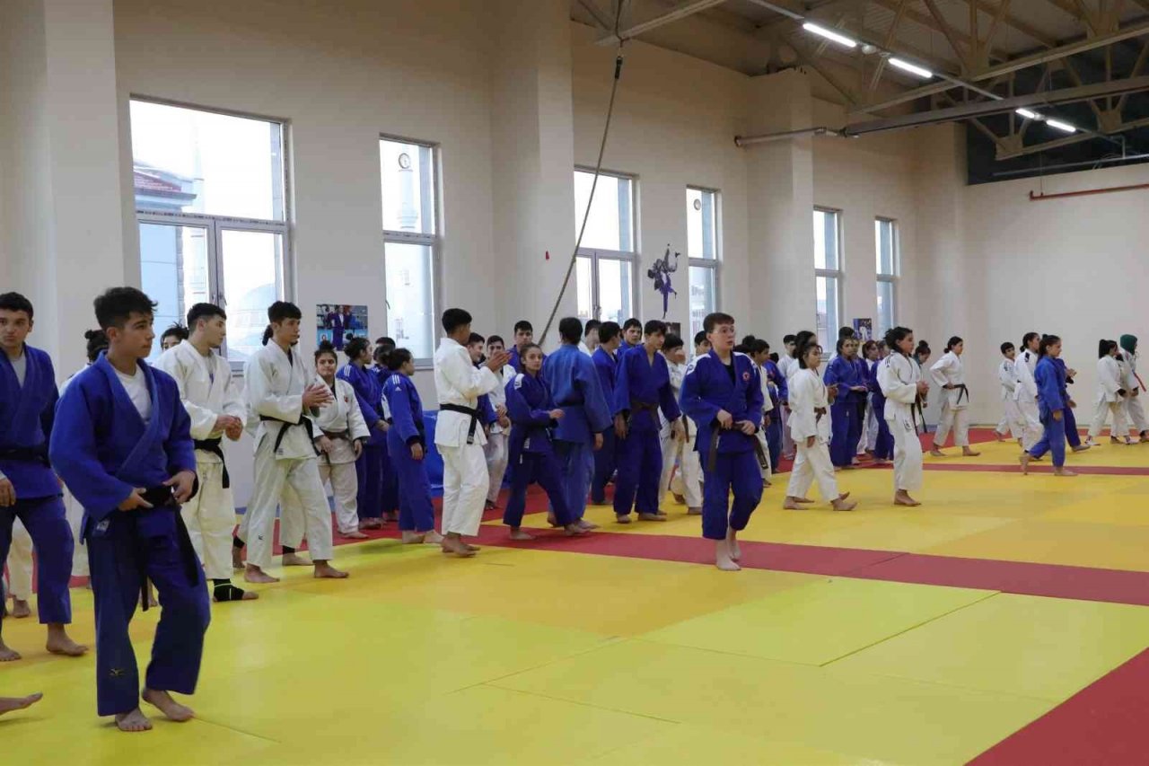 Karaman’da 250 sporcu judo ortak çalışma kampında buluştu