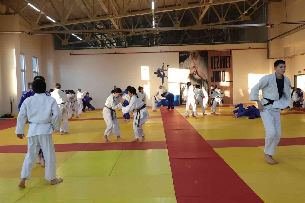 Karaman’da 250 sporcu judo ortak çalışma kampında buluştu