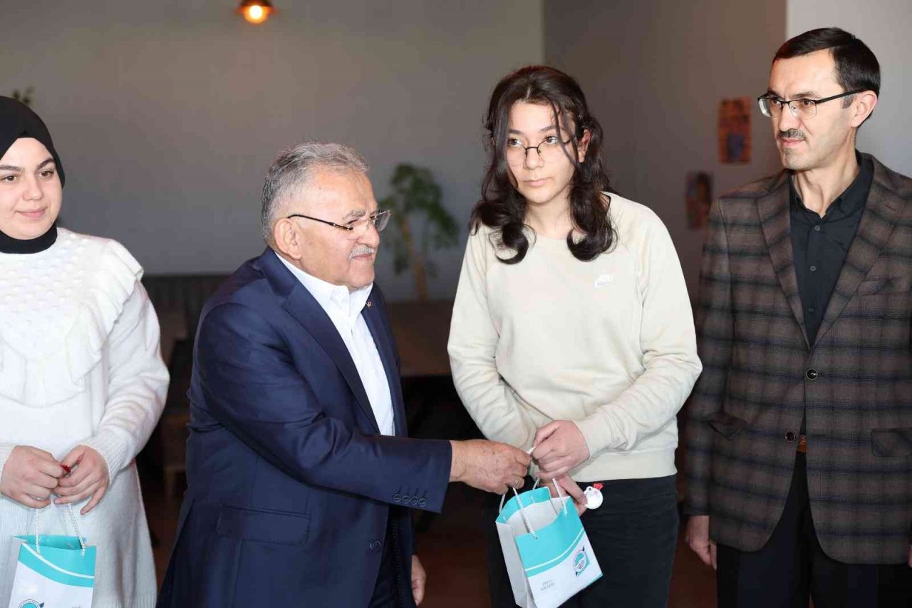 Başkan Büyükkılıç, Develi’de başarılı öğrencileri ödüllendirdi