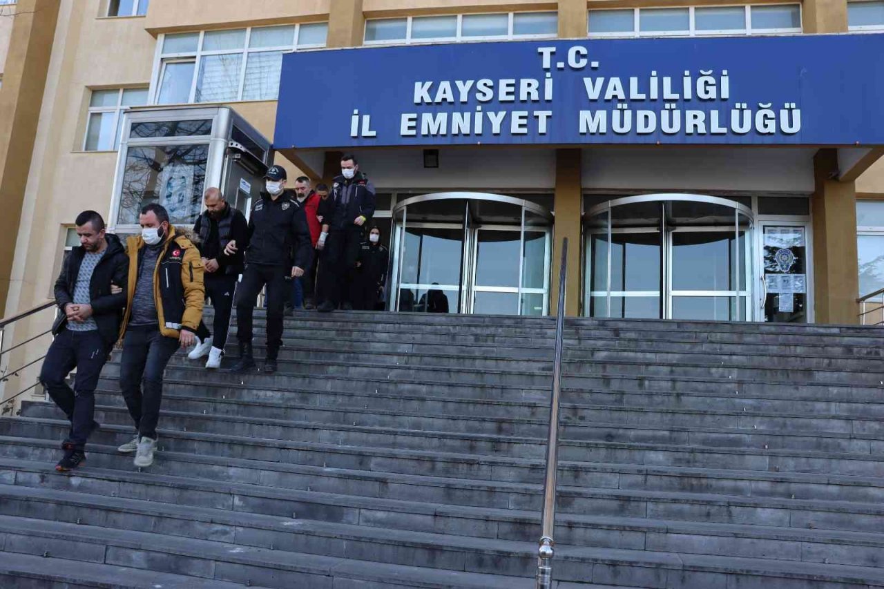 Narkotik ekipleri uyuşturucu tacirlerine göz açtırmıyor: 8 gözaltı