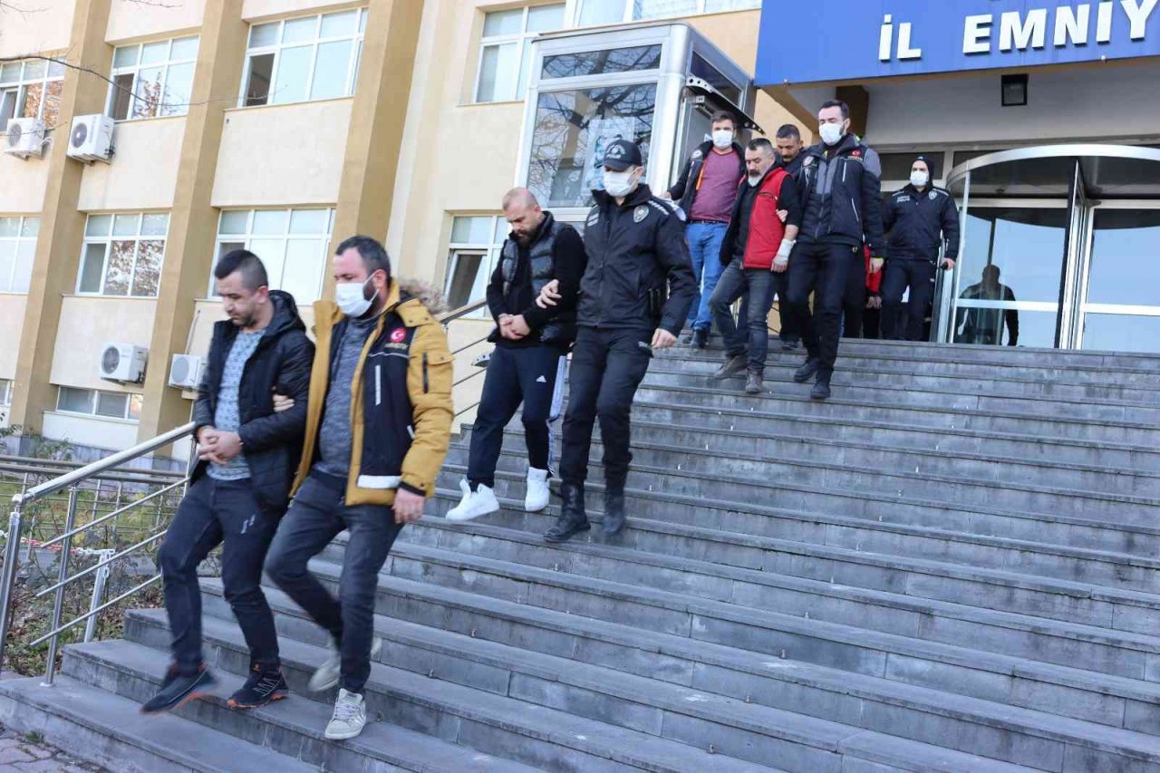 Narkotik ekipleri uyuşturucu tacirlerine göz açtırmıyor: 8 gözaltı