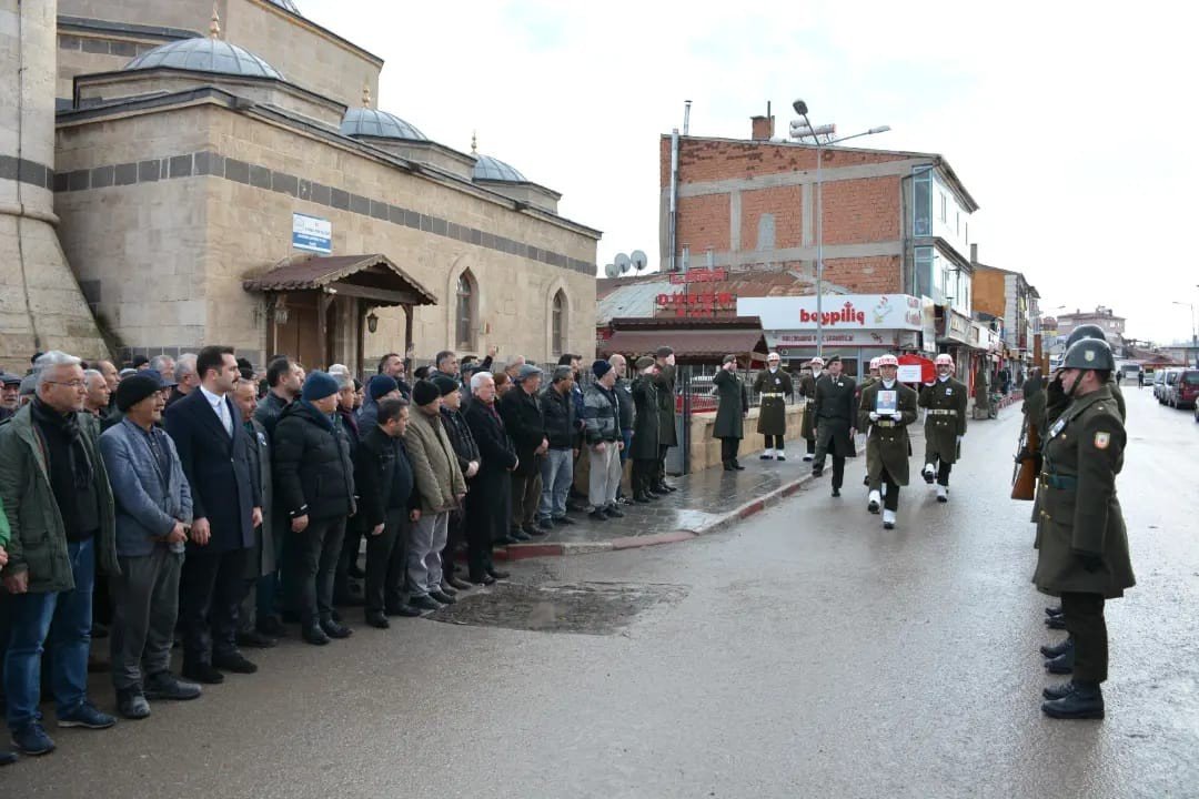 Kıbrıs gazisi toprağa verildi