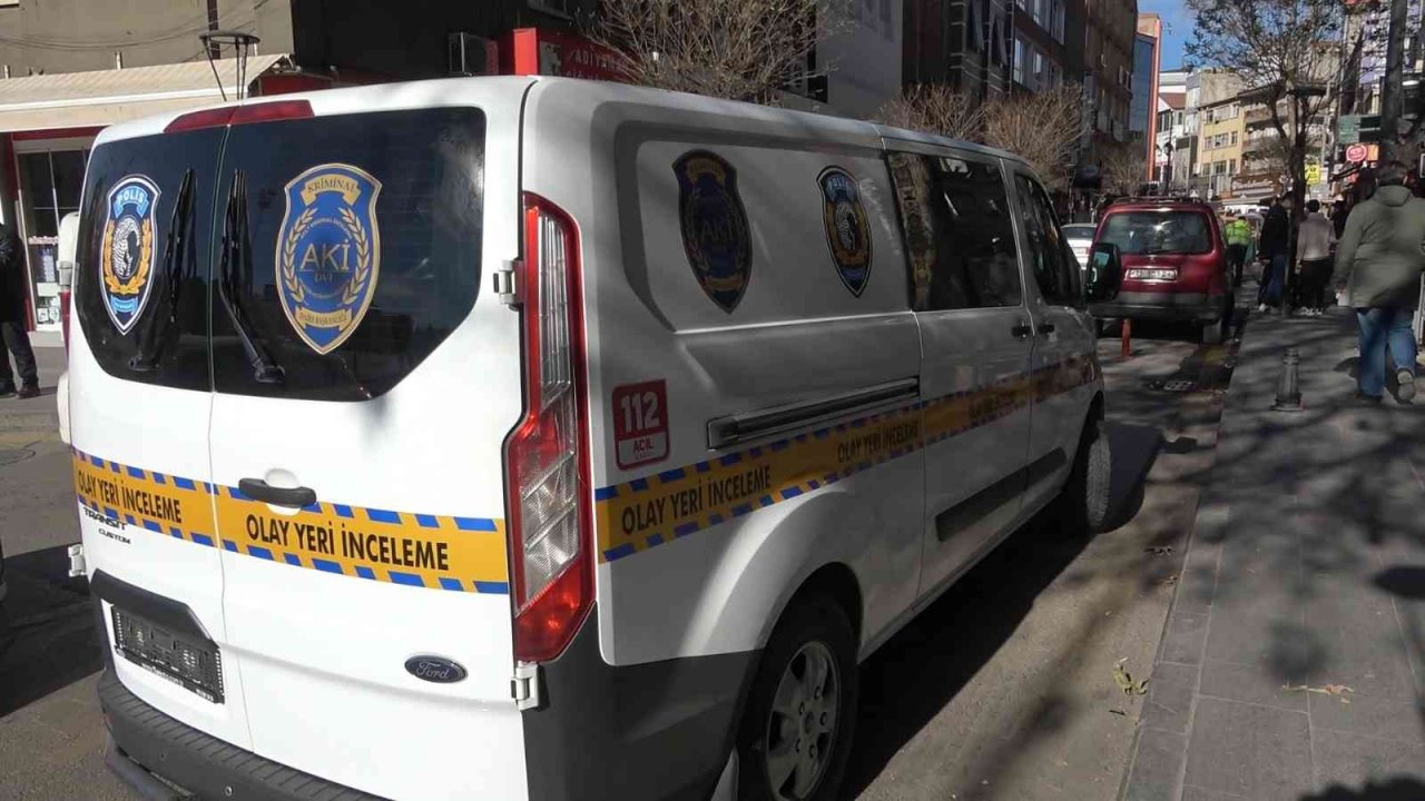 İş merkezinin 3. katından düşen yaşlı adam hayatını kaybetti