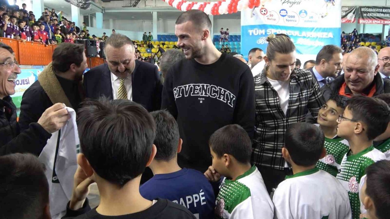 MKE Ankaragücü’nün futbolcuları Antalyalı ve Mujakic’e yoğun ilgi