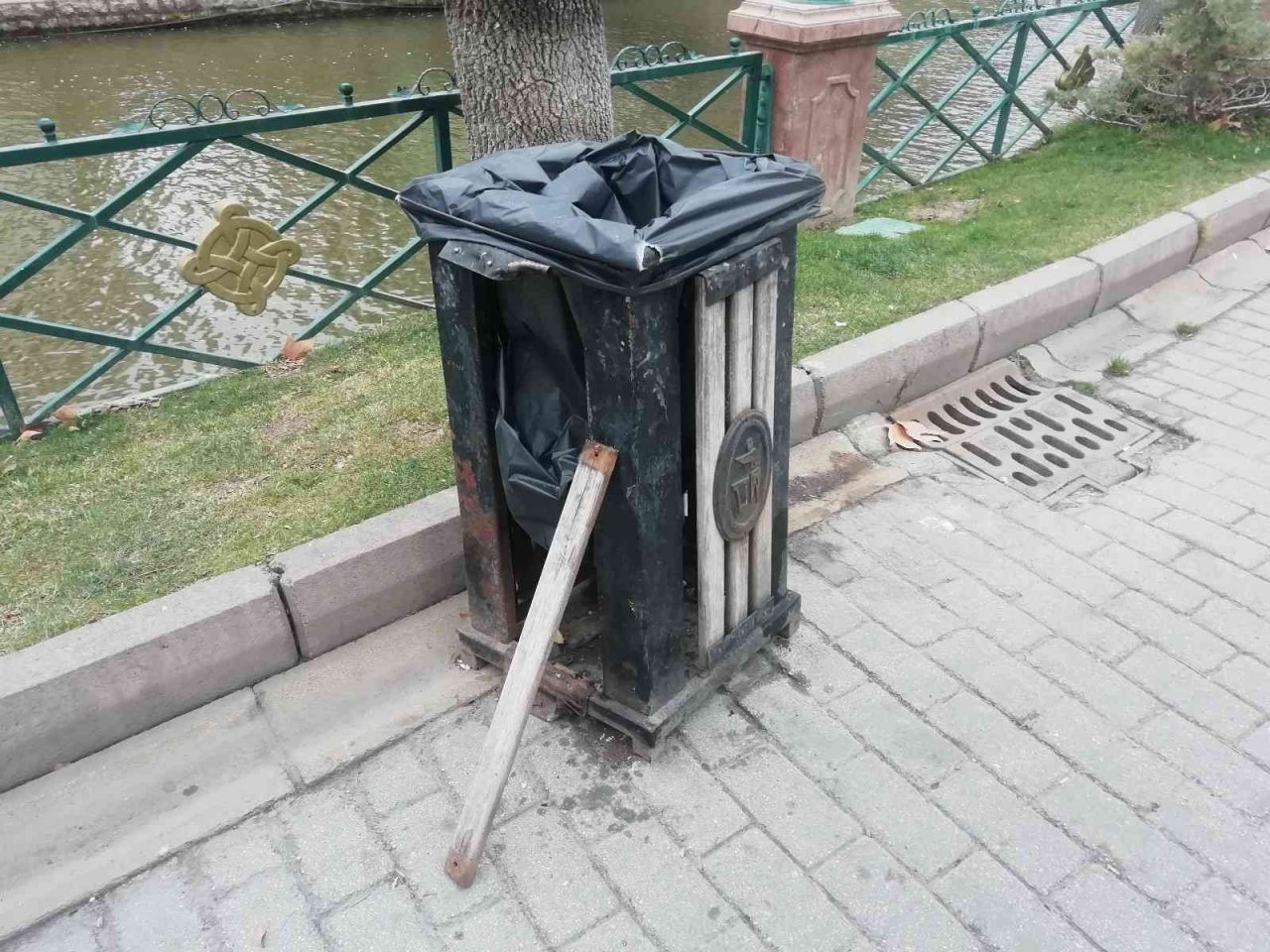 Çöp kutuları vandalların hedefi olmaktan kurtulamıyor