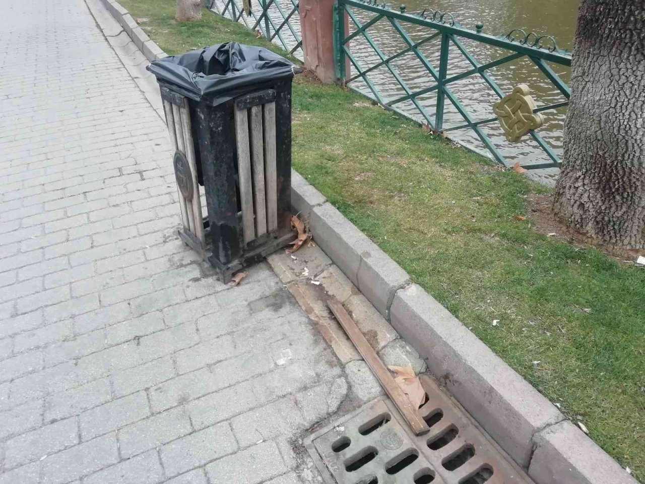 Çöp kutuları vandalların hedefi olmaktan kurtulamıyor