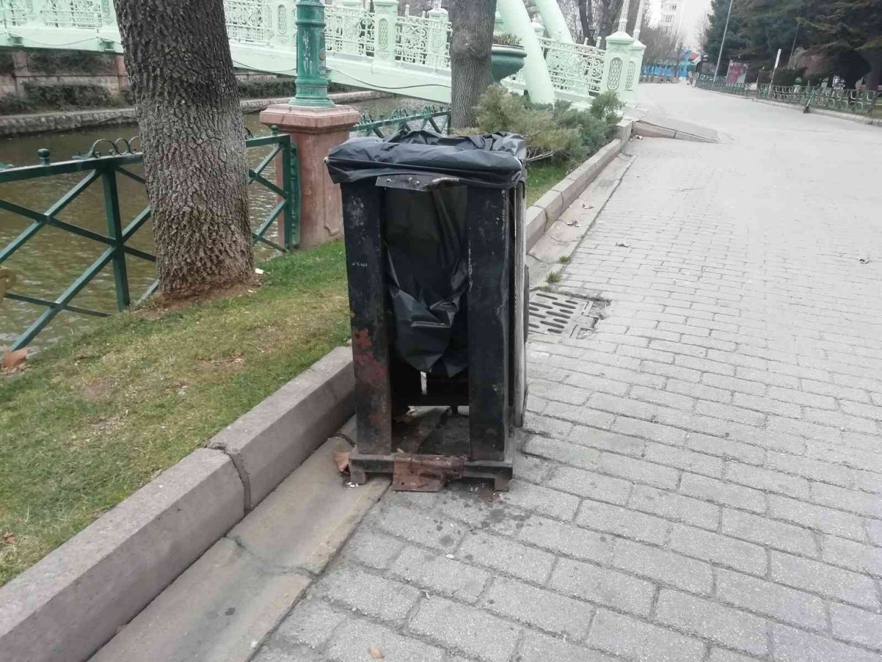 Çöp kutuları vandalların hedefi olmaktan kurtulamıyor