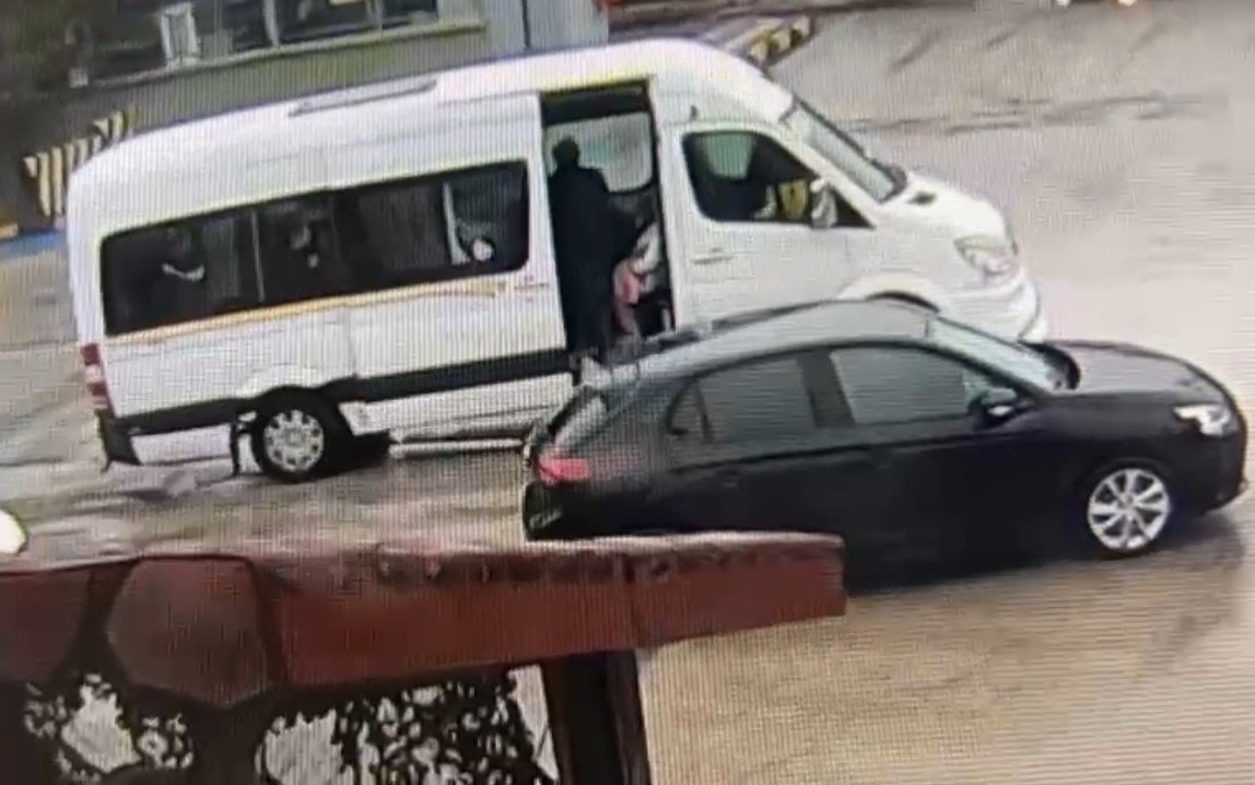 Servis şoförü öğrencileri tokatladı