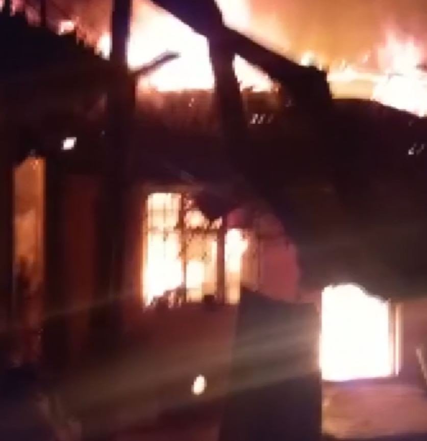 Yabancı uyruklu ailenin yaşadığı gecekondu yangında alev topuna döndü