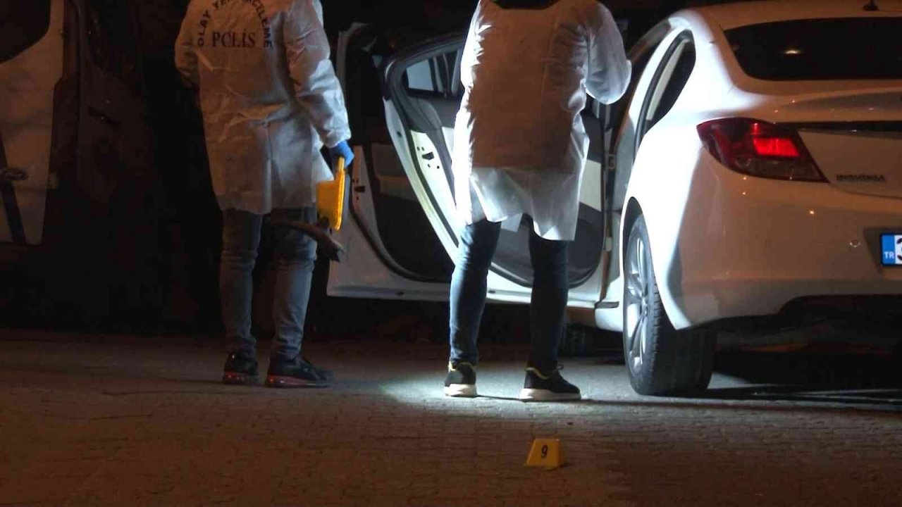 Pusu kurdukları husumetlilerinin otomobilini kurşunladılar