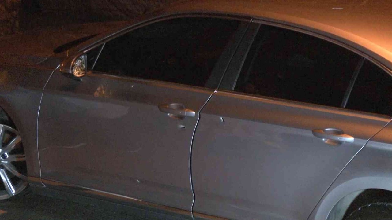 Pusu kurdukları husumetlilerinin otomobilini kurşunladılar