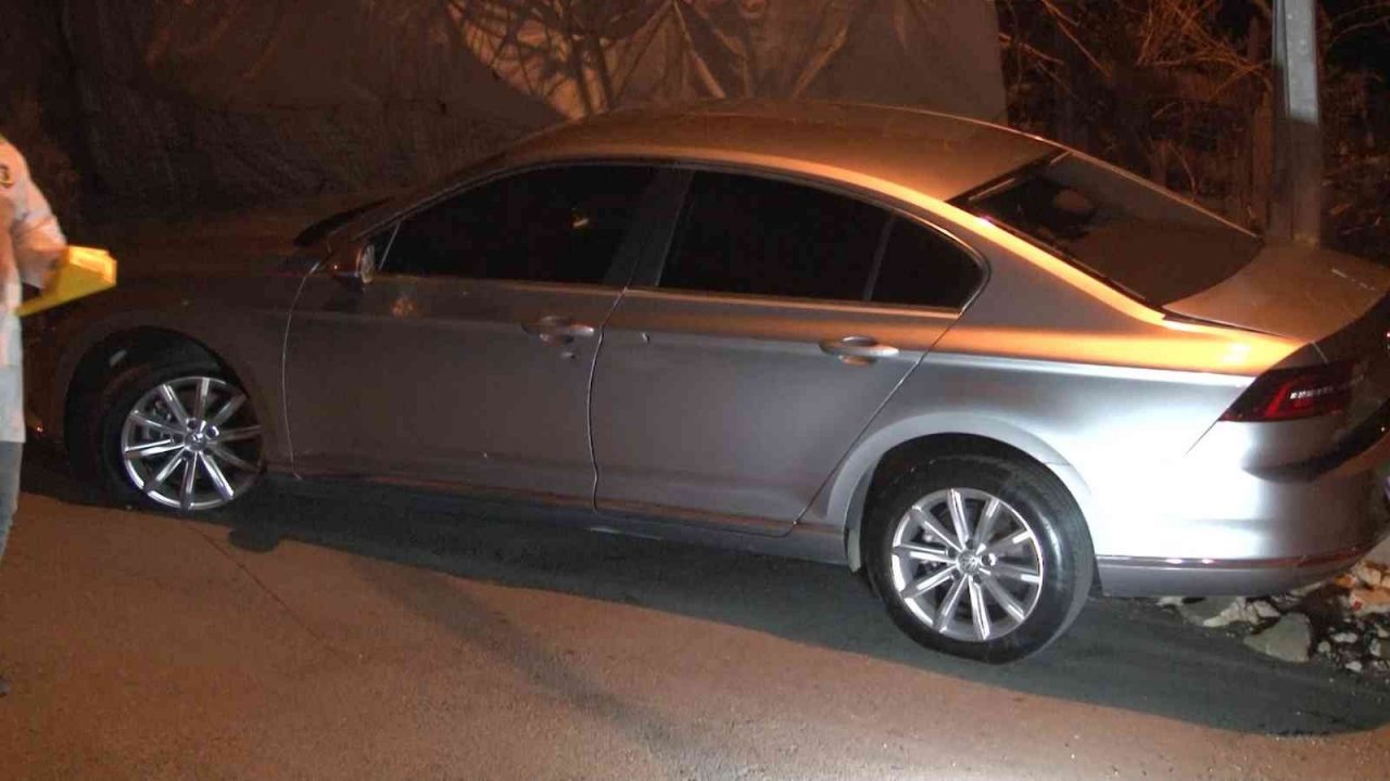 Pusu kurdukları husumetlilerinin otomobilini kurşunladılar