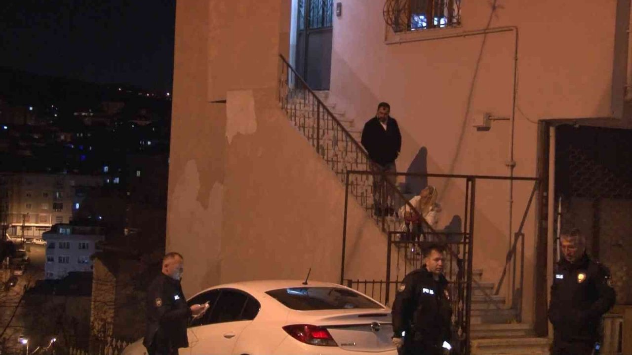 Pusu kurdukları husumetlilerinin otomobilini kurşunladılar