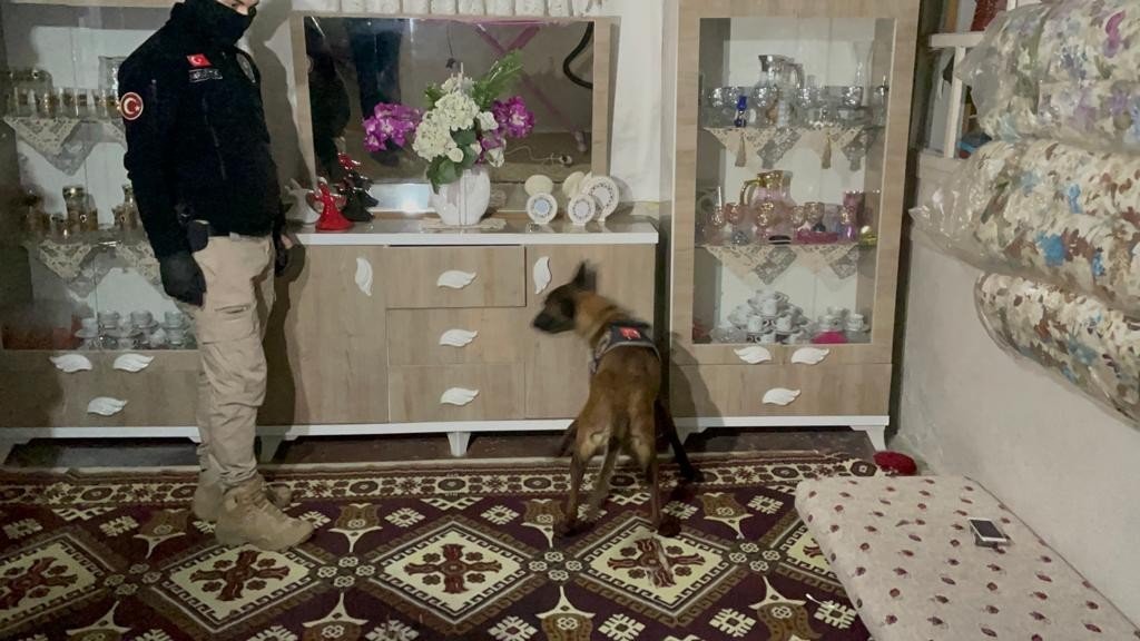 Uyuşturucu satıcılarına şafak operasyonu: 60 gözaltı