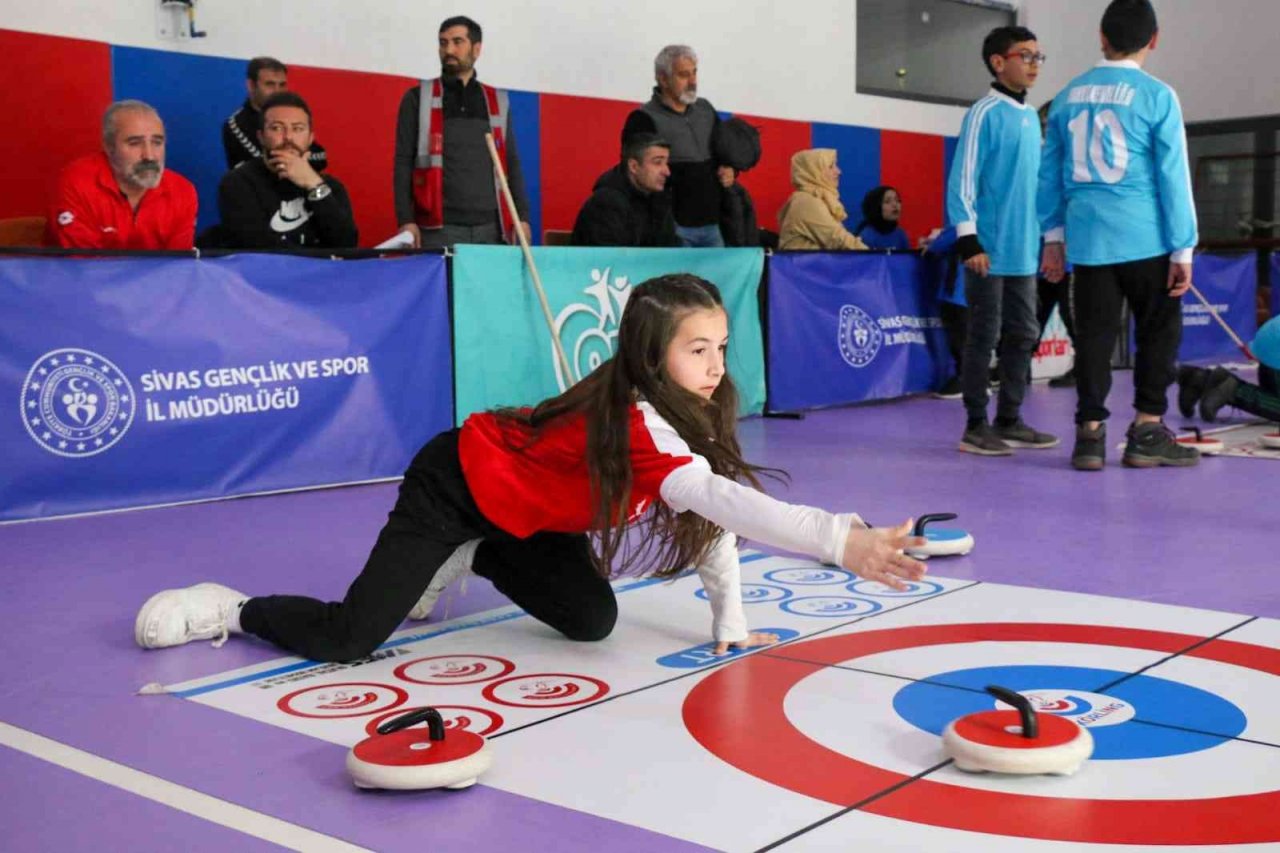 Sivas’ta okullar Floor Curling de yarıştı