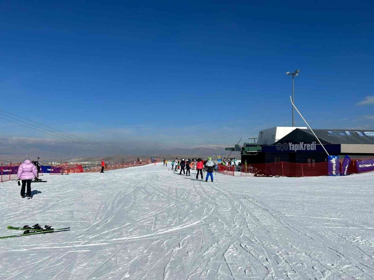 Sömestir tatili için aileler Palandöken Kayak Merkezine akın etti