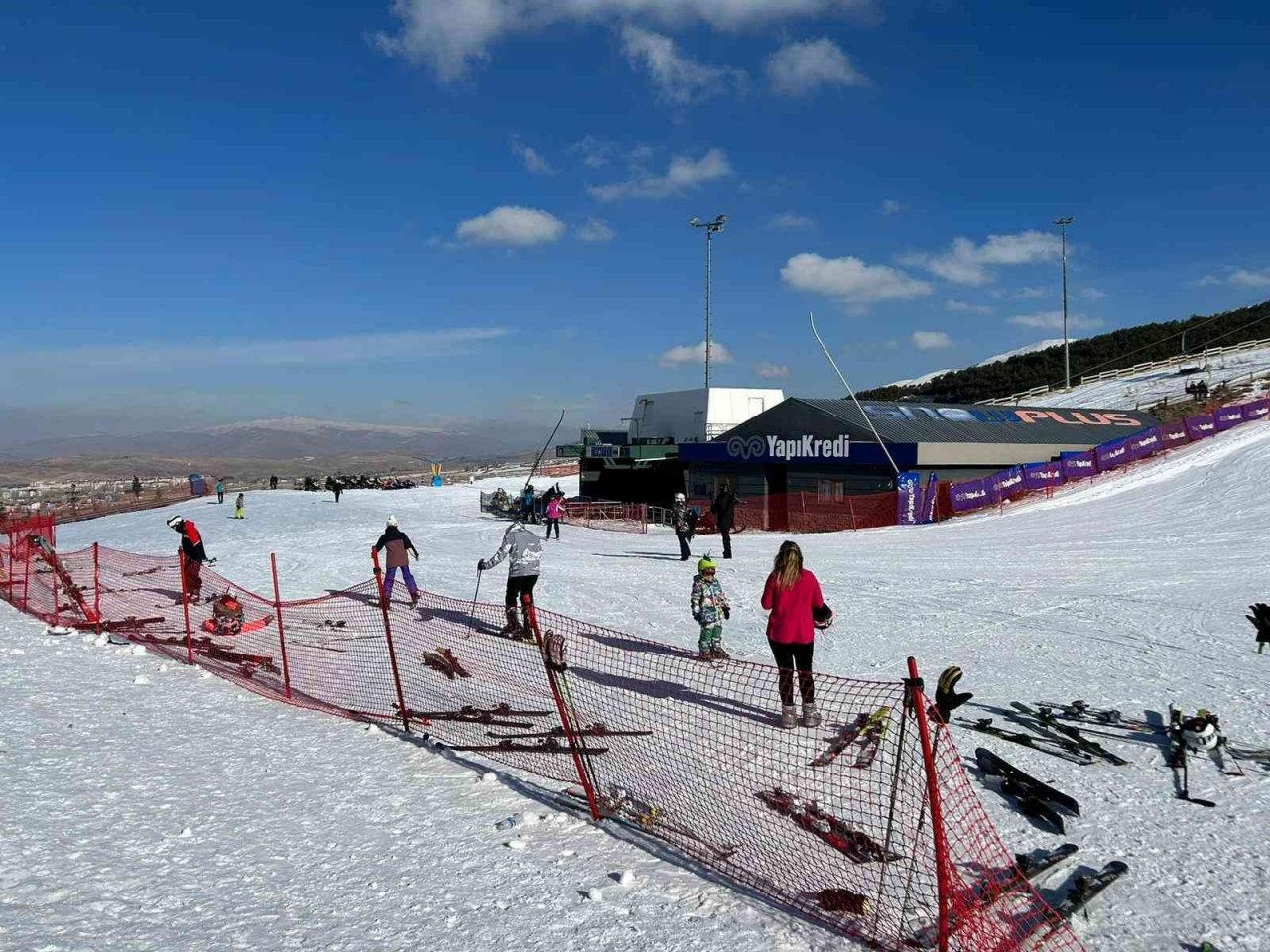 Sömestir tatili için aileler Palandöken Kayak Merkezine akın etti