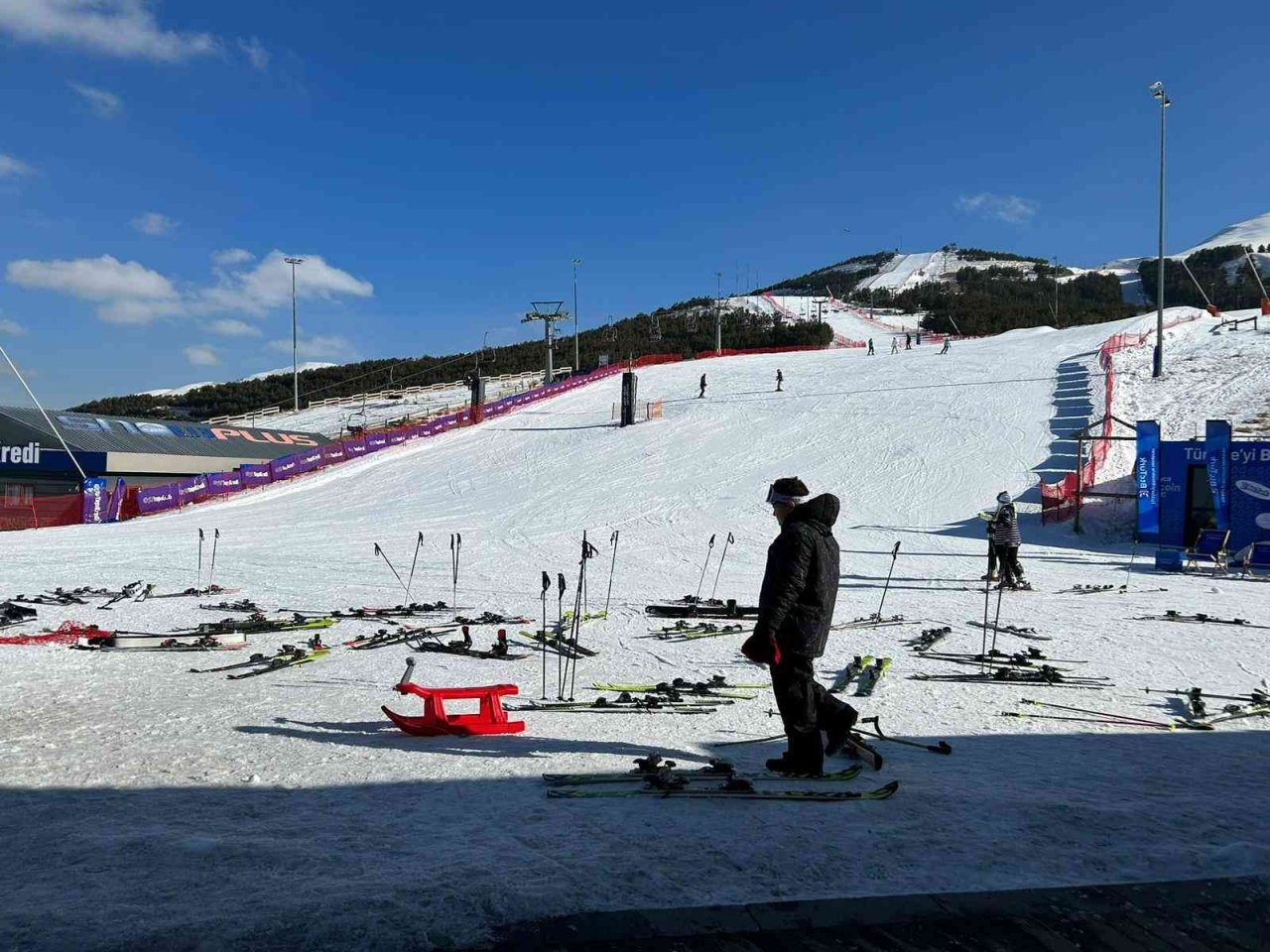 Sömestir tatili için aileler Palandöken Kayak Merkezine akın etti