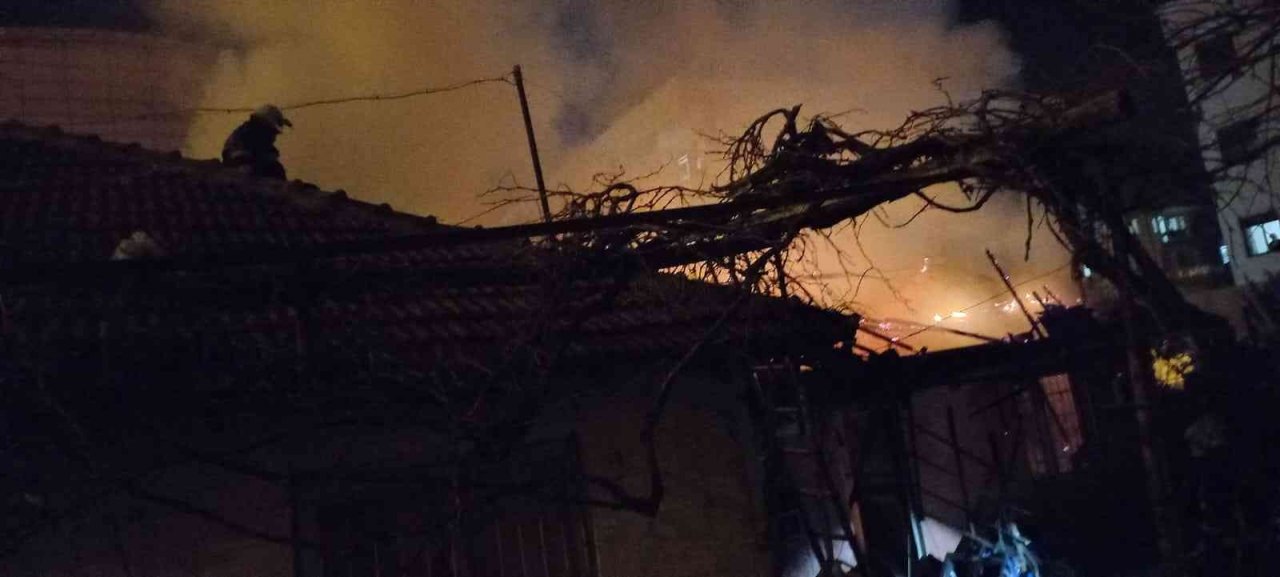 Yabancı uyruklu ailenin yaşadığı gecekondu yangında alev topuna döndü