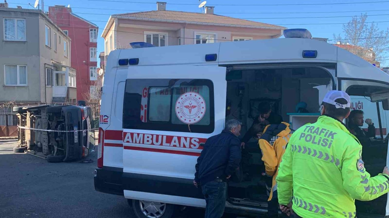 16 yaşındaki çocuk izinsiz aldığı arabayla kaza yaptı: 3 yaralı