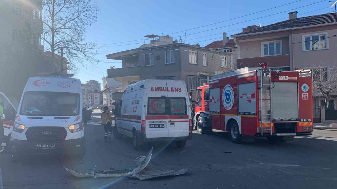 16 yaşındaki çocuk izinsiz aldığı arabayla kaza yaptı: 3 yaralı