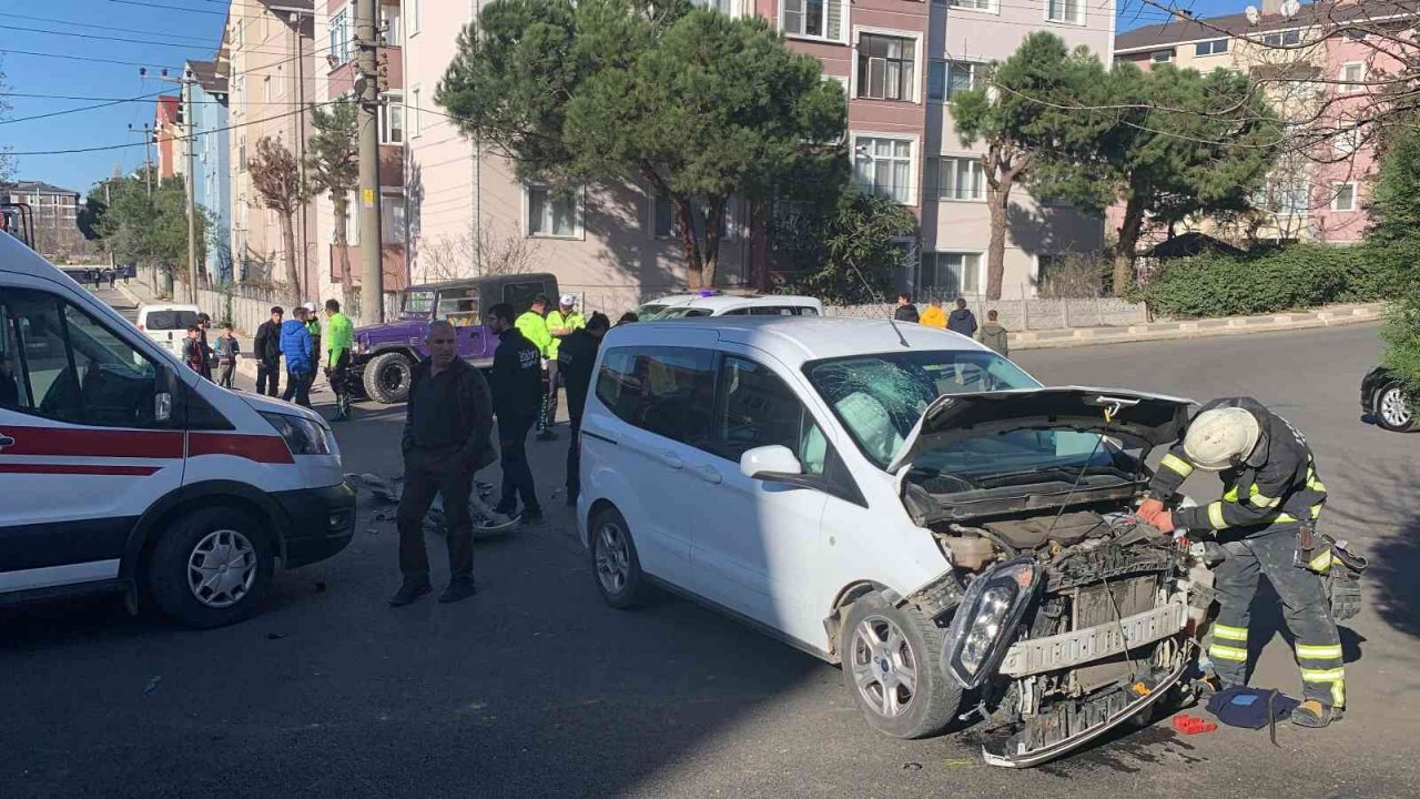 16 yaşındaki çocuk izinsiz aldığı arabayla kaza yaptı: 3 yaralı