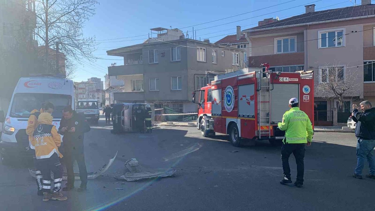 16 yaşındaki çocuk izinsiz aldığı arabayla kaza yaptı: 3 yaralı