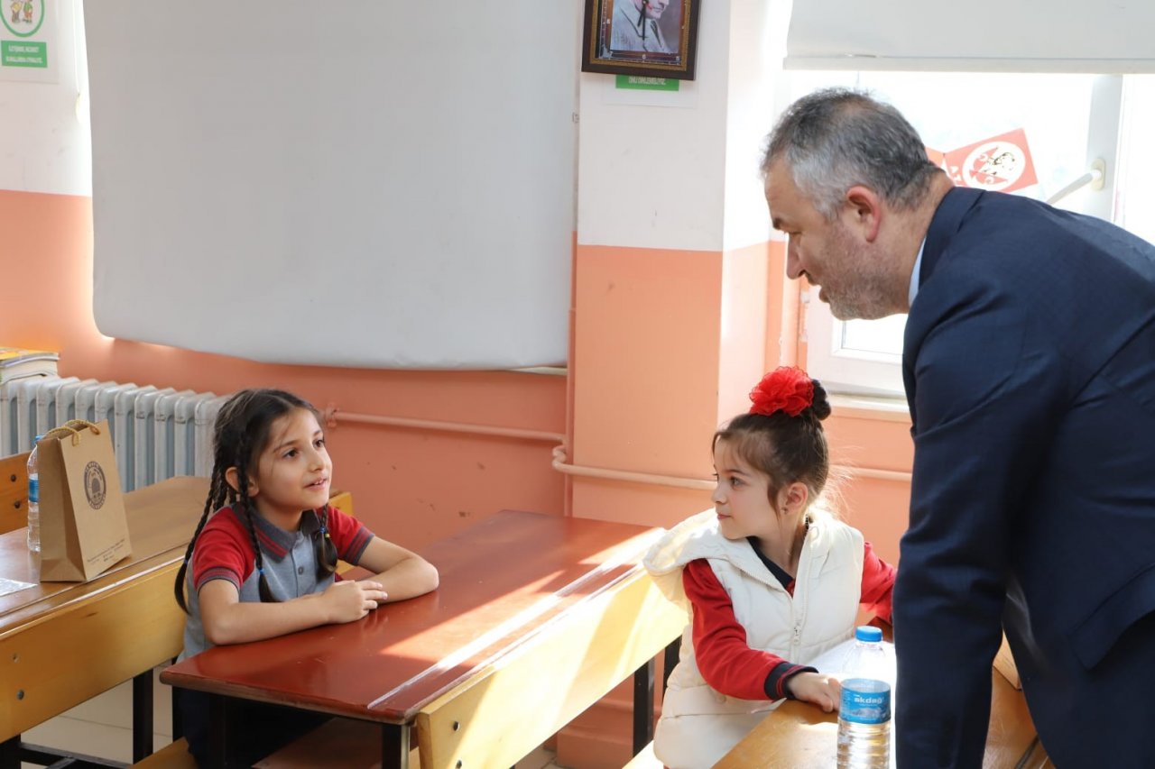 Başkan Topaloğlu öğrencilerin karne sevincine ortak oldu