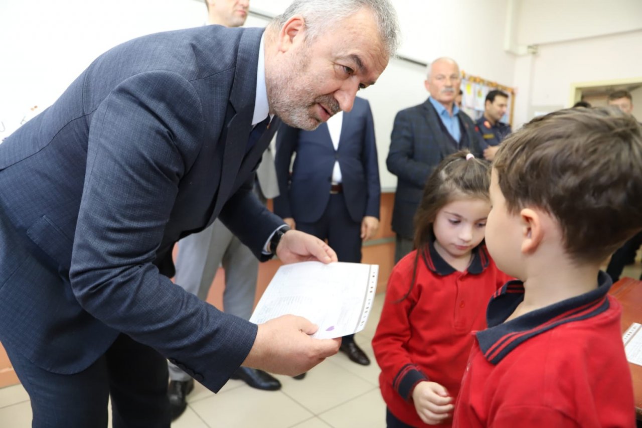 Başkan Topaloğlu öğrencilerin karne sevincine ortak oldu